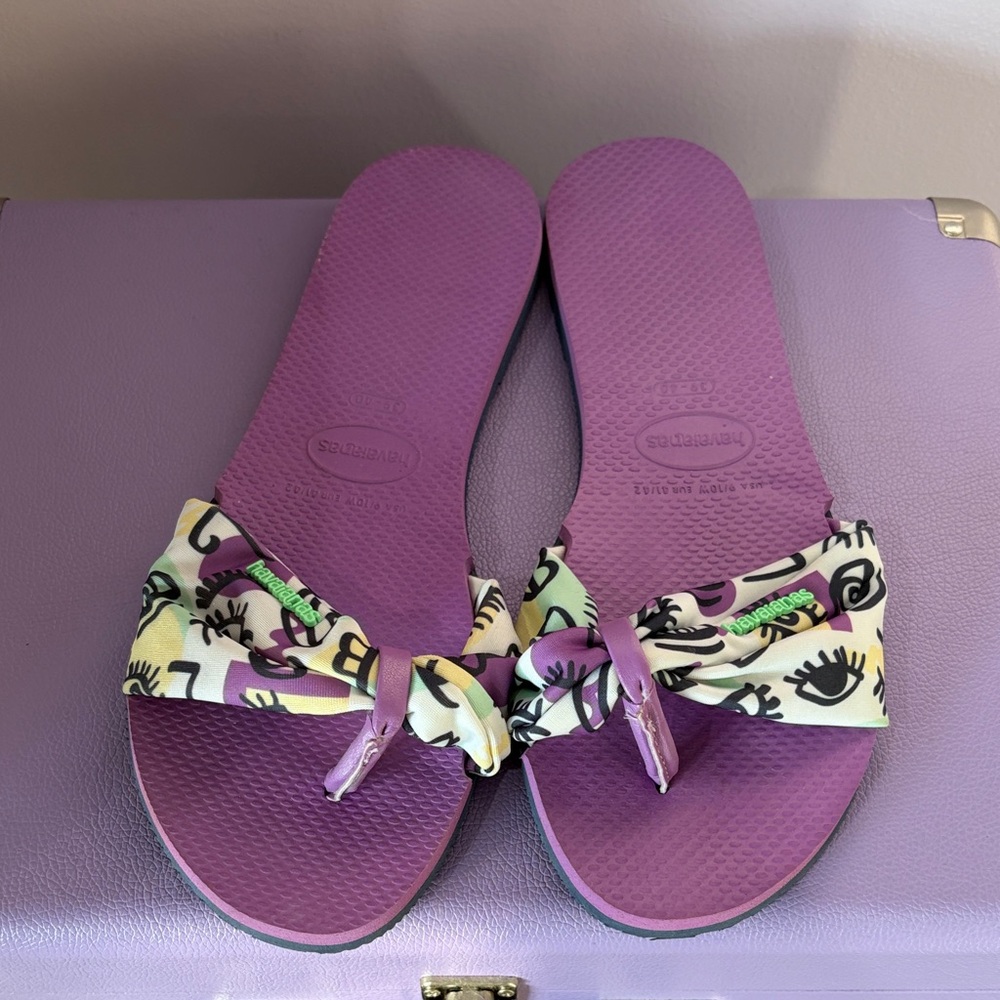 Havaianas Purple Sandals with Eye Pattern Bow